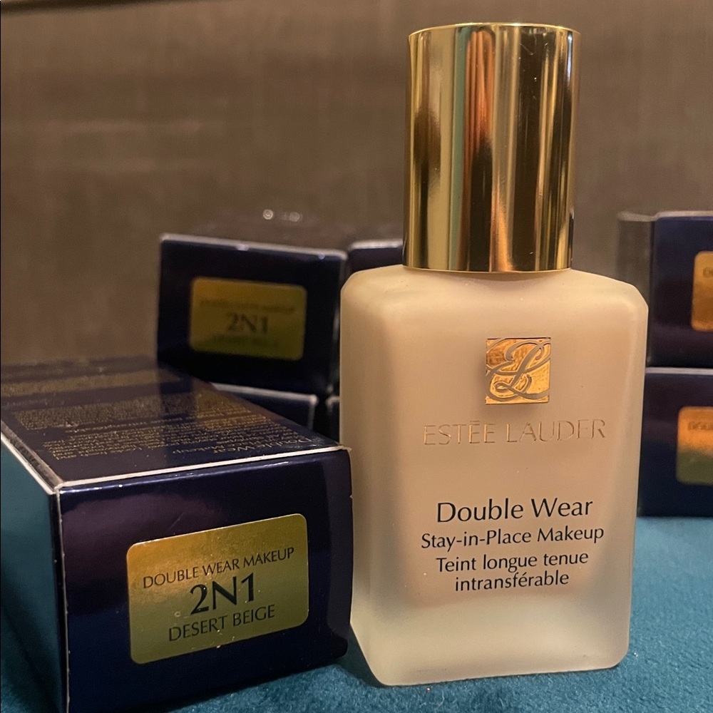 Estée Lauder Double Wear Foundation - Navy & Gold Box - Picture 2 of 5